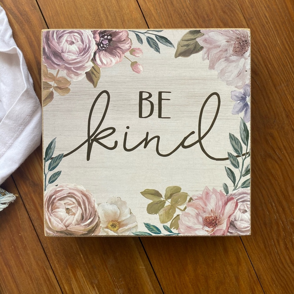 Wooden ‘Be Kind’ Sign